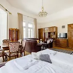 Vintage Build 2 Bedroom 2 Bathroom