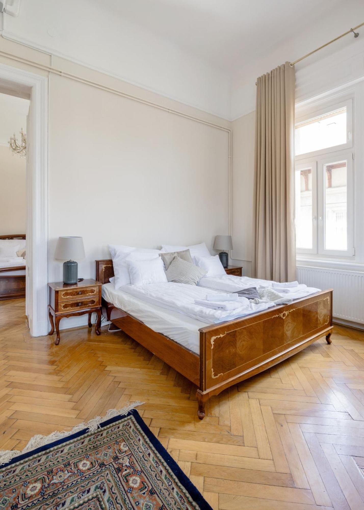 Vintage Build 2 Bedroom 2 Bathroom Apartament *